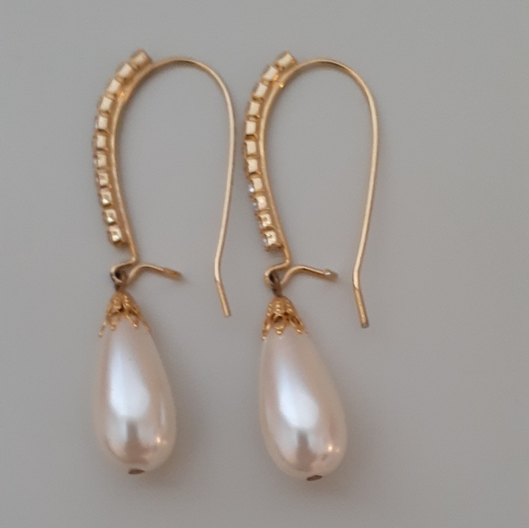 Jewelry - Costume jewelry pearl earrings